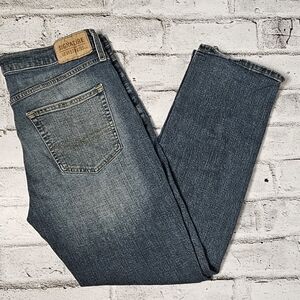 Signature by Levi Strauss Light Wash Straight Leg Men’s Jeans Waist 34